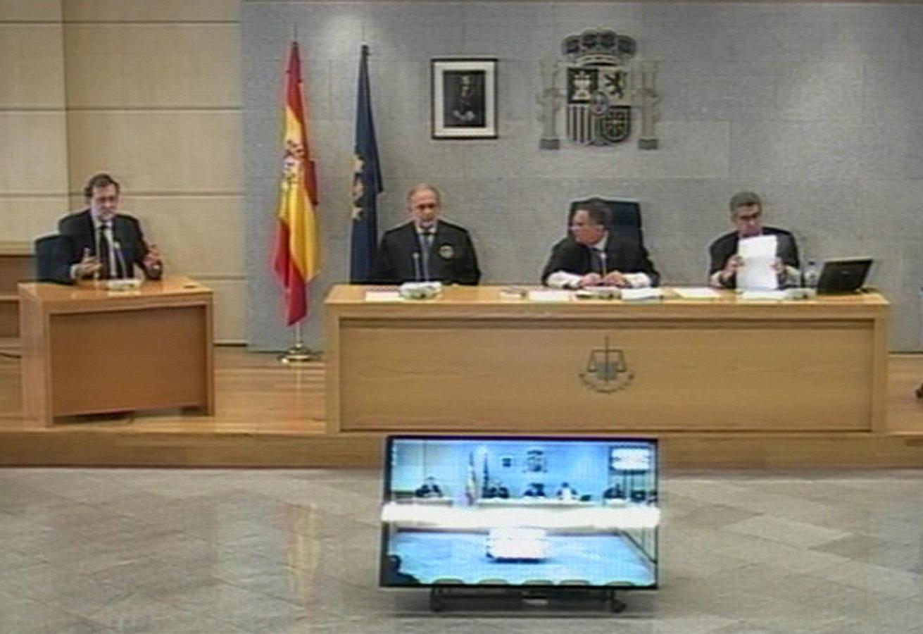 Imagen capturada de la señal de vídeo que muestra al presidente del Gobierno, Mariano Rajoy, durante su declaración.