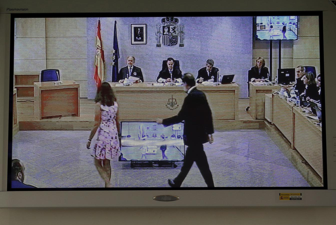 Imagen del monitor de la sala de prensa de la Audiencia Nacional de San Fernando de Henares del presidente del Gobierno, Mariano Rajoy.