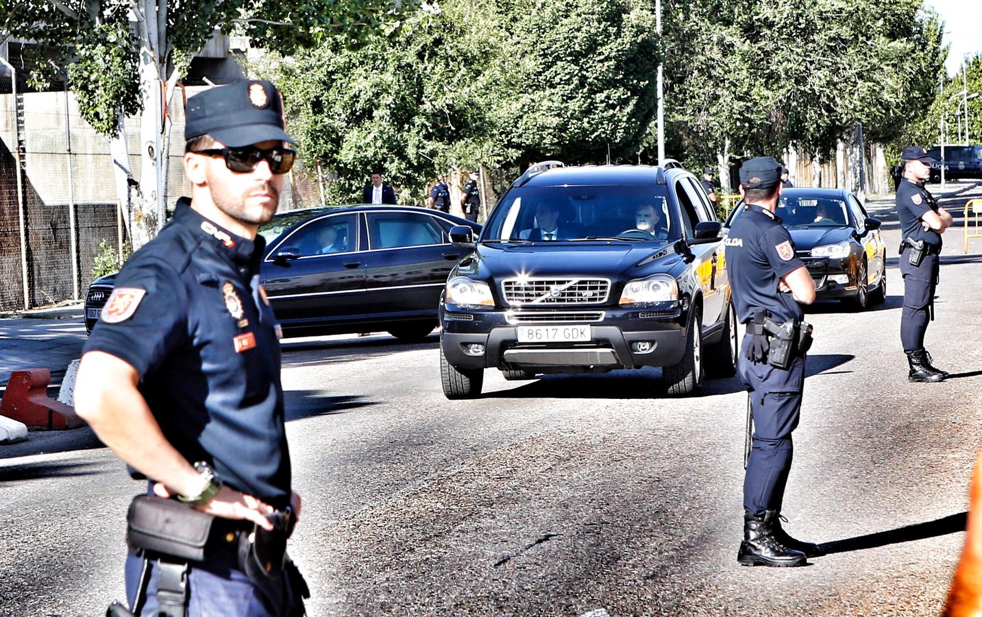 El coche oficial del presidente del Gobierno, Mariano Rajoy, escoltado a su llegada a la sede de la Audiencia Nacional