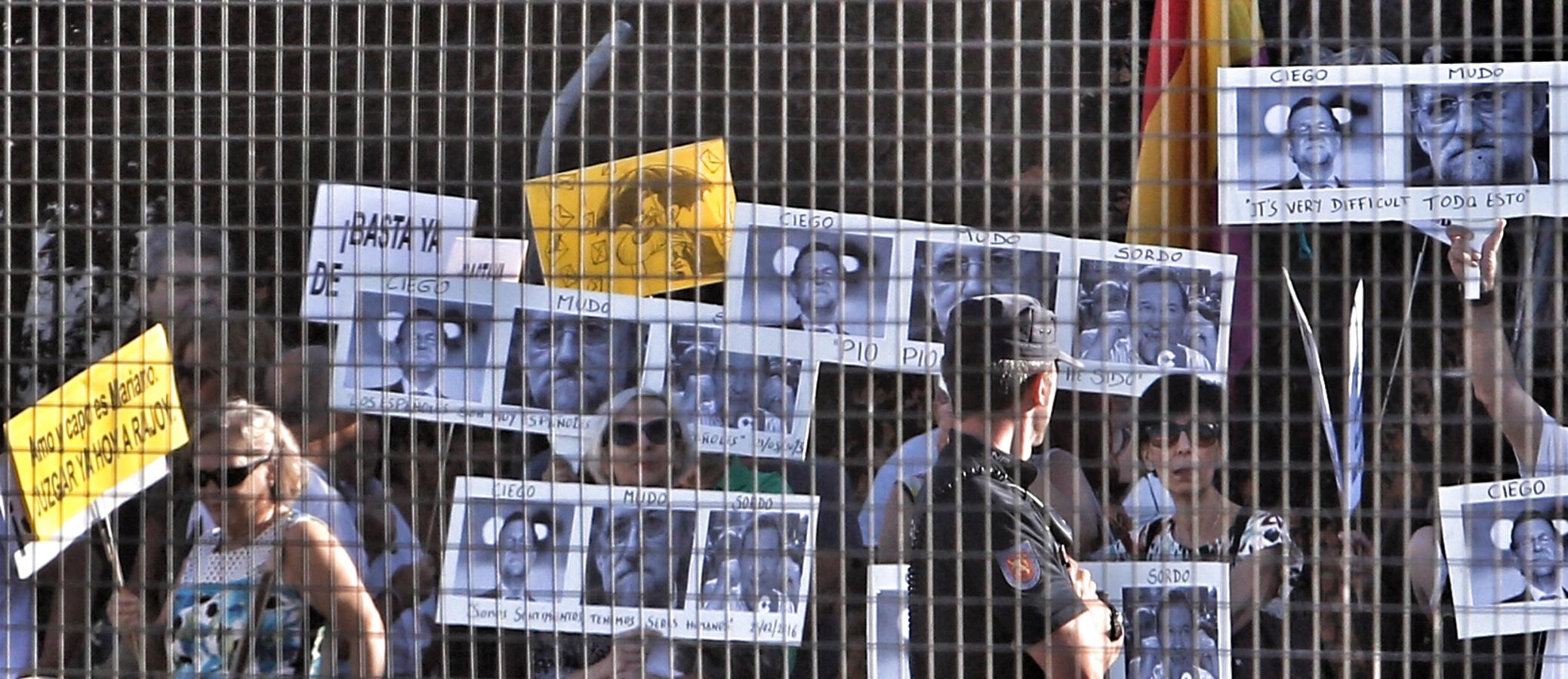 Medio centenar de manifestantes se concentra cerca de la sede de la Audiencia Nacional .