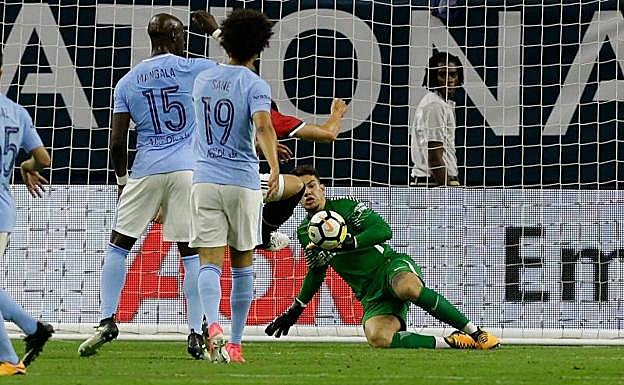 Imagen principal - Edesron intenta salvar un gol ante el United. 