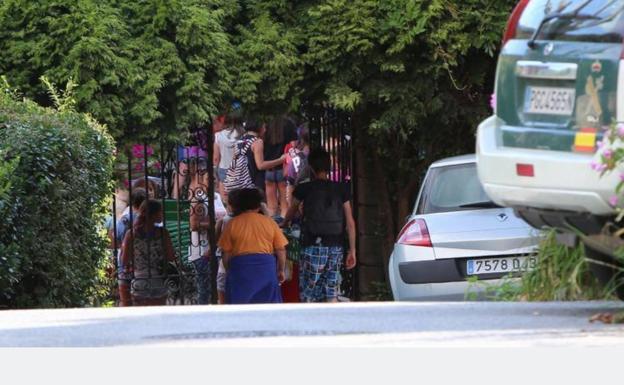 El cuerpo fue trasladado hasta el Instituto de Medicina Legal en Oviedo.