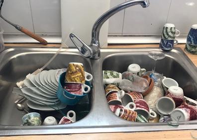 Imagen secundaria 1 - Imágenes del interior del bar de Santa Lucía.