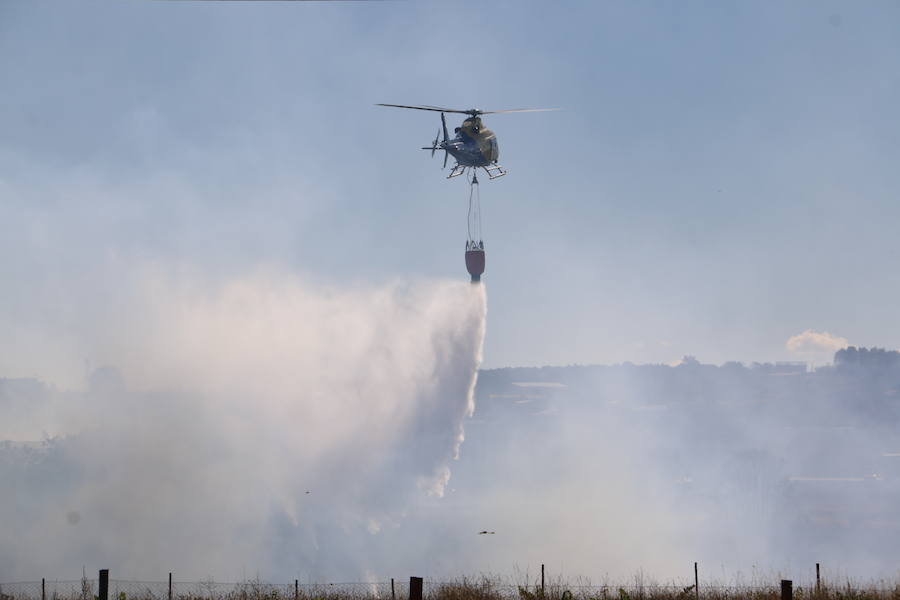 El fuego se ha originado minutos antes de las 16:21 horas en la calle de Valdeperal que conecta el Real Aéreo Club con la carretera del matadero en el polígono industrial de Trobajo del Camino, concretamente en la parte trasera de la vacía factoría de Everest, que se ha visto seriamente amenazada por las llamas