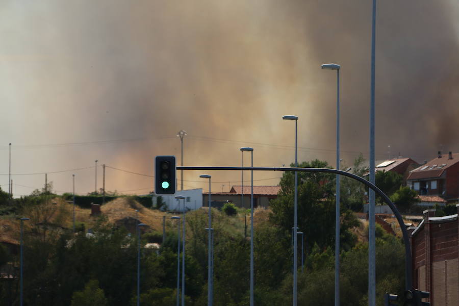 Oteruelo también se ha visto en vuelto en llamas. El incendio que se originó en la tarde de este jueves en el polígono industrial de Trobajo del Camino y en cuya extinción trabajan numerosos medios aéreos y terrestres, ha alcanzado la pedanía de la capital leonesa y se ha aproximado peligrosamente a las viviendas