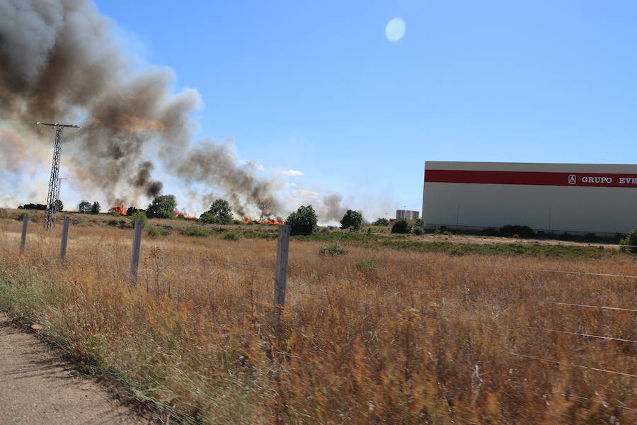 Oteruelo también se ha visto en vuelto en llamas. El incendio que se originó en la tarde de este jueves en el polígono industrial de Trobajo del Camino y en cuya extinción trabajan numerosos medios aéreos y terrestres, ha alcanzado la pedanía de la capital leonesa y se ha aproximado peligrosamente a las viviendas