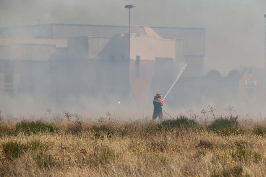 Oteruelo también se ha visto en vuelto en llamas. El incendio que se originó en la tarde de este jueves en el polígono industrial de Trobajo del Camino y en cuya extinción trabajan numerosos medios aéreos y terrestres, ha alcanzado la pedanía de la capital leonesa y se ha aproximado peligrosamente a las viviendas