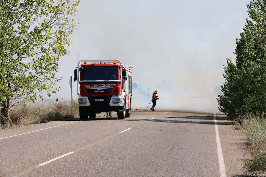 Oteruelo también se ha visto en vuelto en llamas. El incendio que se originó en la tarde de este jueves en el polígono industrial de Trobajo del Camino y en cuya extinción trabajan numerosos medios aéreos y terrestres, ha alcanzado la pedanía de la capital leonesa y se ha aproximado peligrosamente a las viviendas