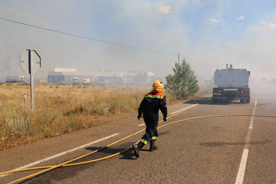 Oteruelo también se ha visto en vuelto en llamas. El incendio que se originó en la tarde de este jueves en el polígono industrial de Trobajo del Camino y en cuya extinción trabajan numerosos medios aéreos y terrestres, ha alcanzado la pedanía de la capital leonesa y se ha aproximado peligrosamente a las viviendas