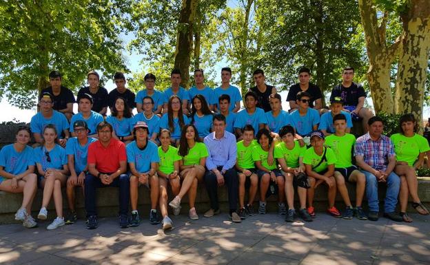 Majo y Orejas, con los participantes en el campamento de Pajares de los Oteros.