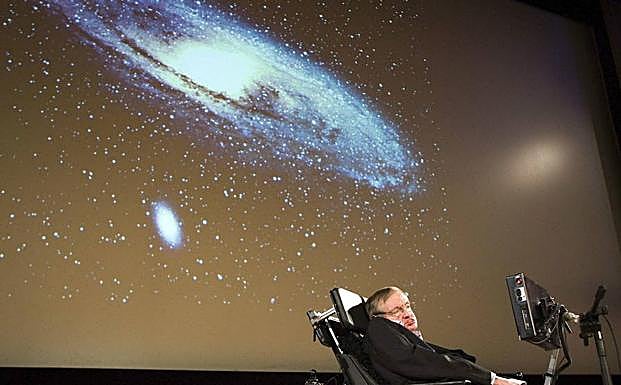 Stephen Hawking durante un discurso sobre la creación del universo en Suiza.