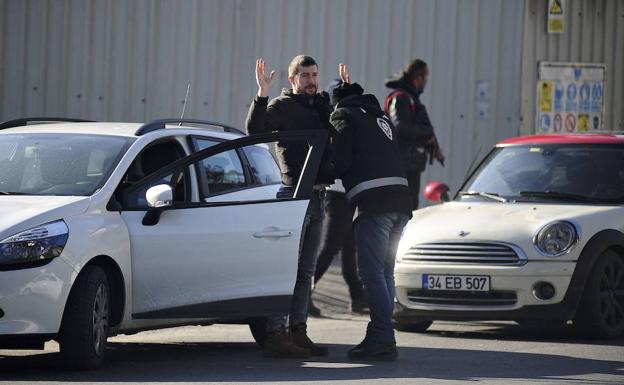 Policías turcos durante una investigación.