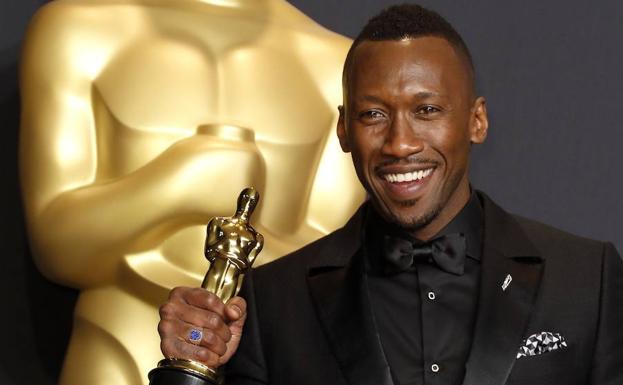 Mahershala Ali, con su Oscar a mejor actor secundario.