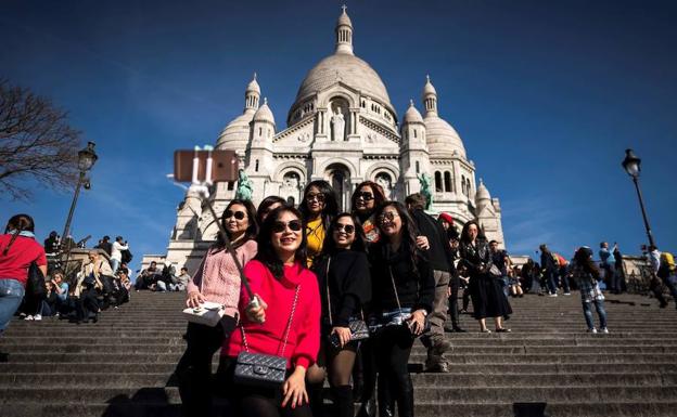 Turistas se fotografían delante la iglesia del Sagrado Corazón. 