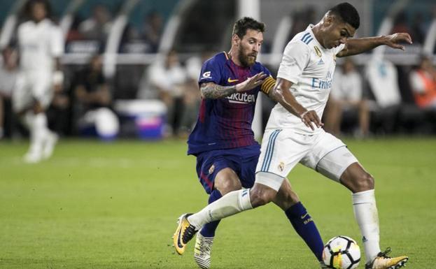 Messi intenta robar el balón al madridista Casemiro.