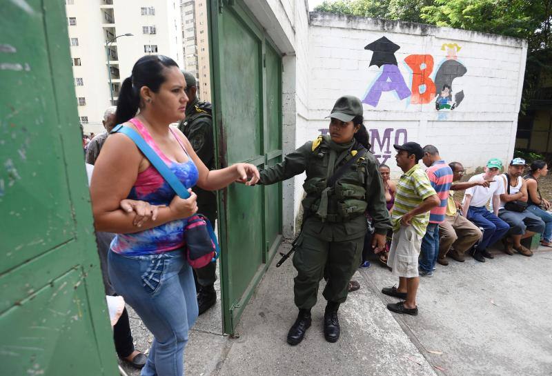 El país, polarizado y al borde del colapso económico, vive nuevos brotes de violencia durante la jornada electoral