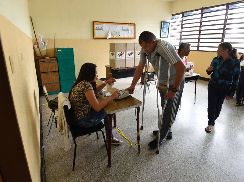 El país, polarizado y al borde del colapso económico, vive nuevos brotes de violencia durante la jornada electoral