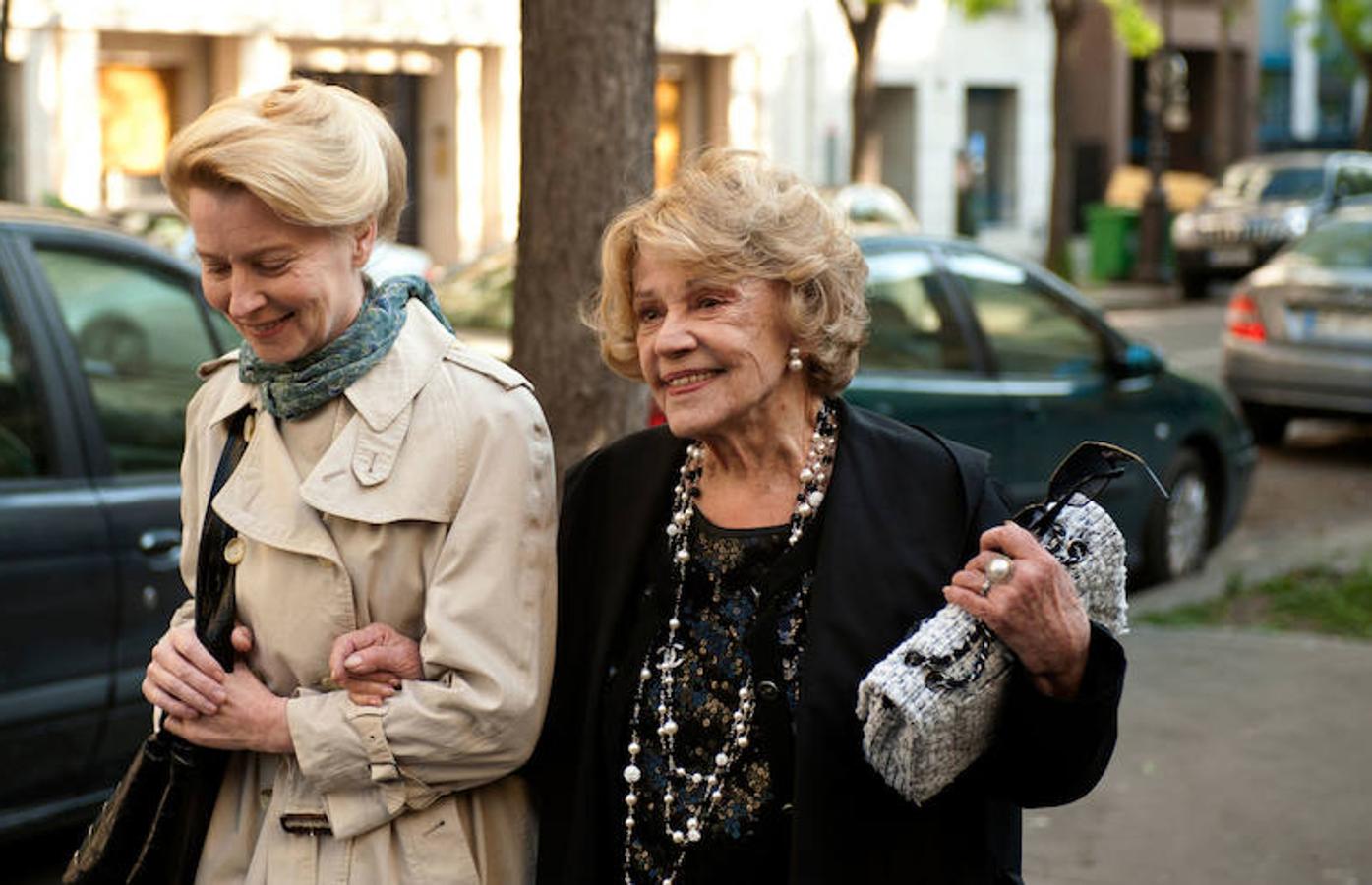 Laine Magi y Jeanne Moreau (d), en una escena de la película "Una dama en París" 