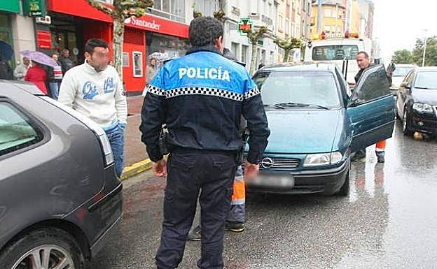 Imagen de archivo de un agente de la Policía Municipal de Ponferrada interviniendo en un suceso 