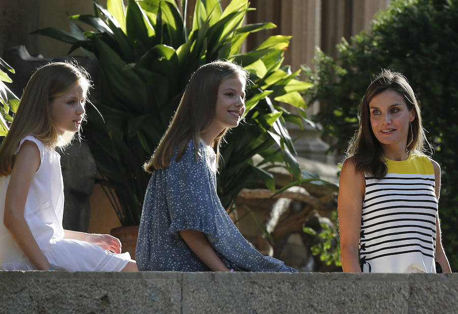 La Familia Real, formada por los Reyes Felipe y Letizia, la princesa Leonor y la infanta Sofía, han posado esta tarde antes los periodistas en el Palacio de Marivent, donde estos días están pasando sus tradicionales vacaciones de verano.