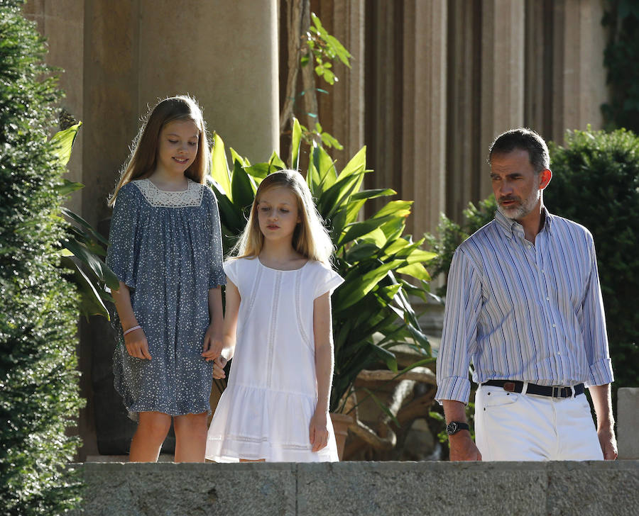 La Familia Real, formada por los Reyes Felipe y Letizia, la princesa Leonor y la infanta Sofía, han posado esta tarde antes los periodistas en el Palacio de Marivent, donde estos días están pasando sus tradicionales vacaciones de verano.