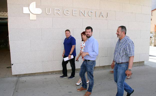 El secretario general del PSOE de Castilla y León, Luis Tudanca, visita el centro de salud de Astorga, acompañado por el procurador Óscar Álvarez y Victorina álvarez, portavoz del grupo municipal socialista