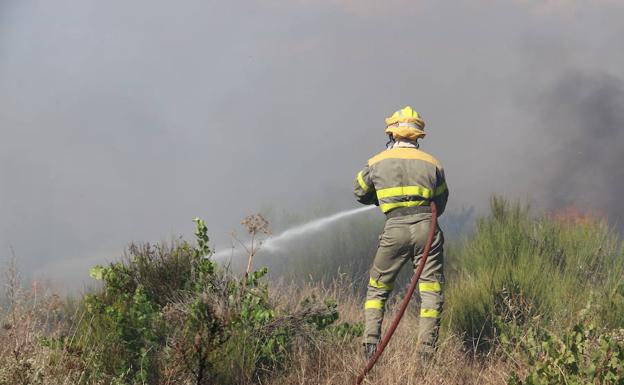 Imagen de archivo de la extinción de un incendio. 