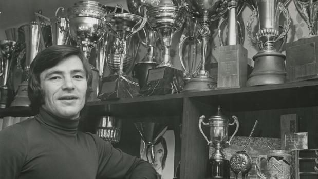 Ángel Nieto, junto a sus trofeos.