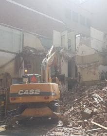 Imagen secundaria 2 - Las máquinas derriban el edificio de la calle San Agustín