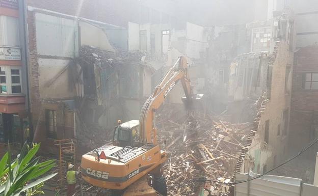 Imagen principal - Las máquinas derriban el edificio de la calle San Agustín