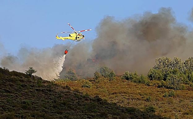 Un helicóptero, durante las labores de extinción. 