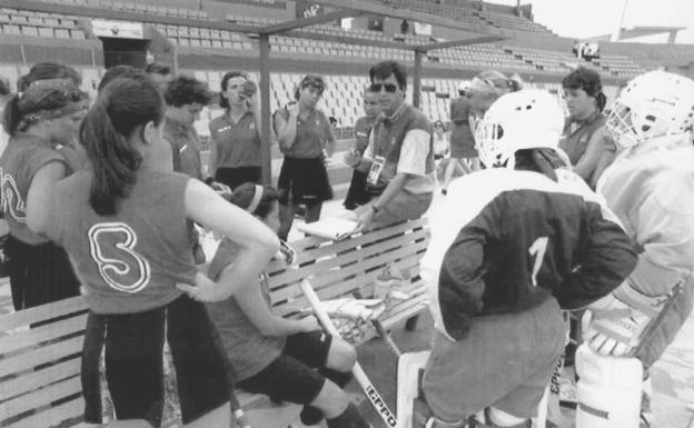 El seleccionador José Manuel Brasa da instrucciones a sus jugadoras. 