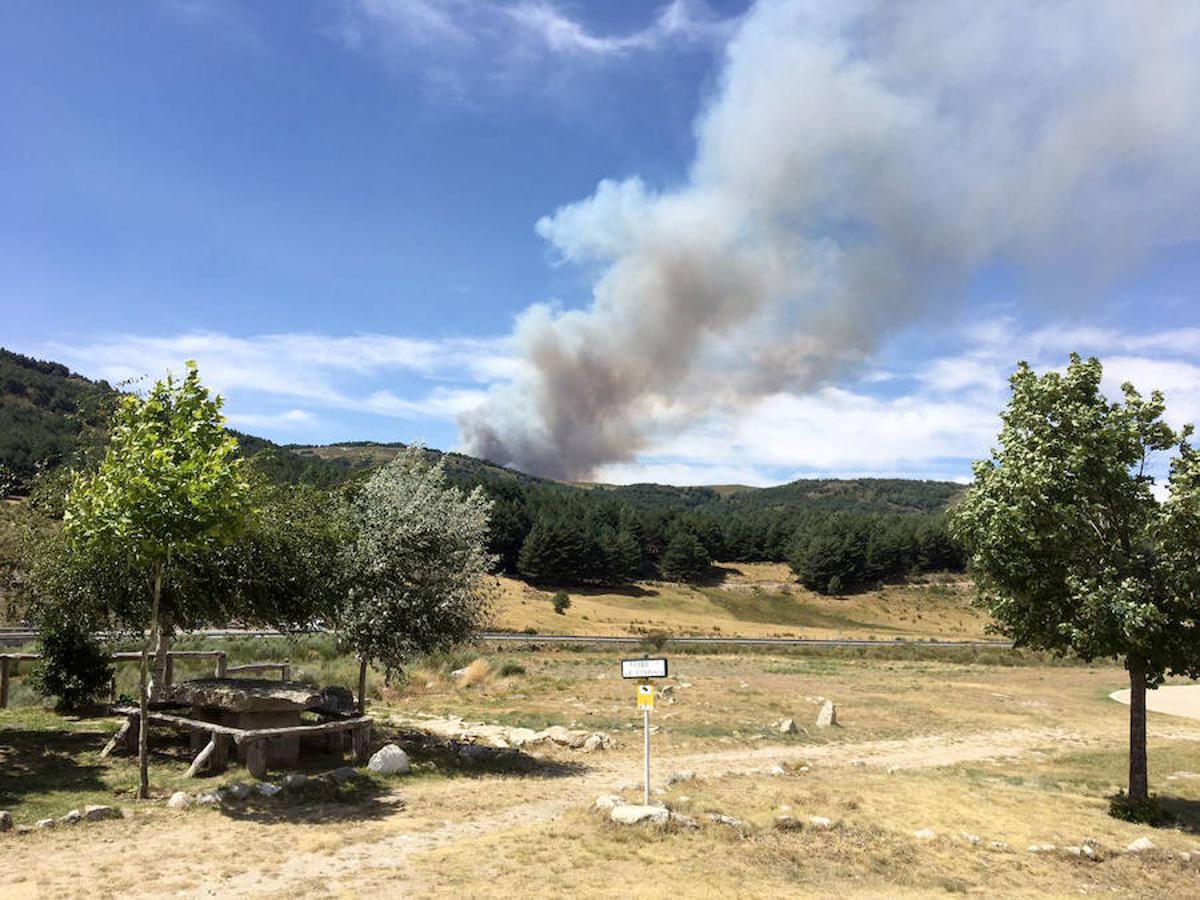 El fuego podría acercarse a los municipios de San Martín del Pimpollar y Hoyos de Miguel Muñoz y ya se ha pedido la colaboración de la UME