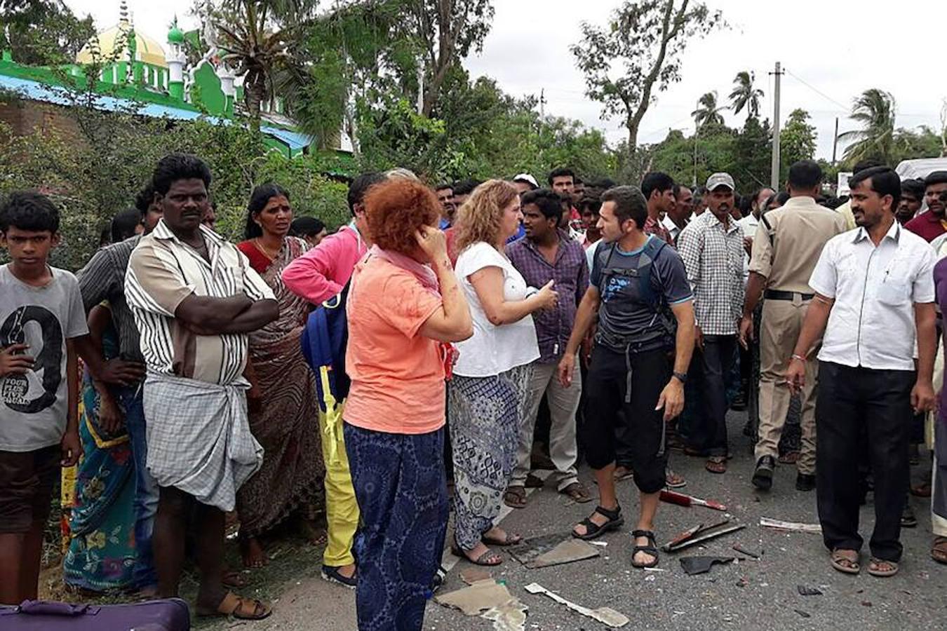 El pueblo local se reunen después del accidente.