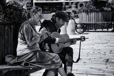 Una flautista y un guitarrista 