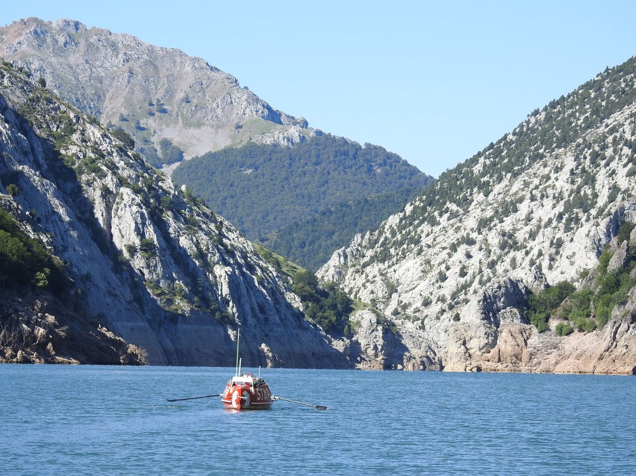 Ramón Gutiérrez surcará el Atlántico desde la isla de Hierro a la isla de Guadalupe | Tendrá que remar 4.700 kilómetros durante 60 días para conseguir unir los dos continente