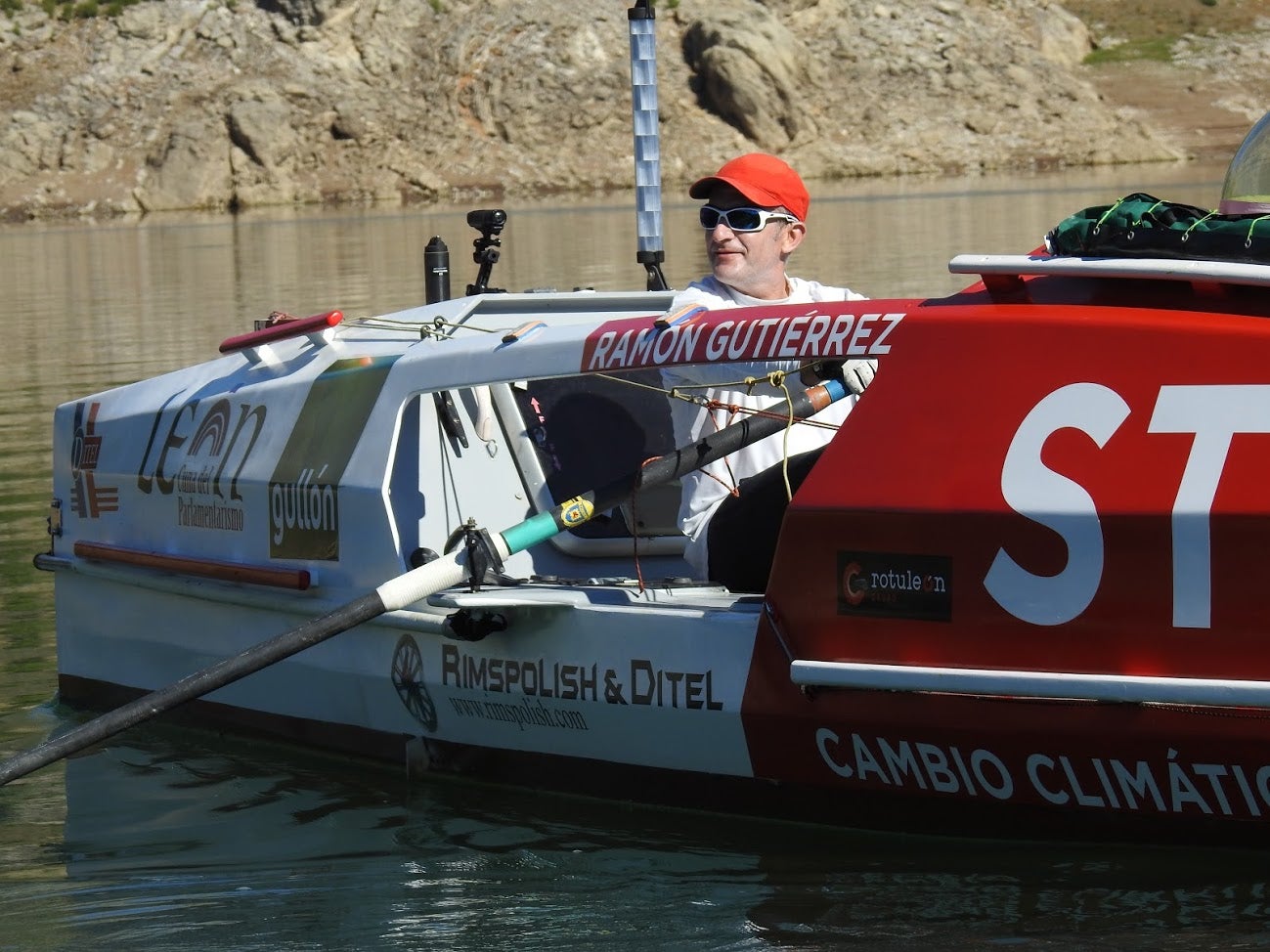 Ramón Gutiérrez surcará el Atlántico desde la isla de Hierro a la isla de Guadalupe | Tendrá que remar 4.700 kilómetros durante 60 días para conseguir unir los dos continente