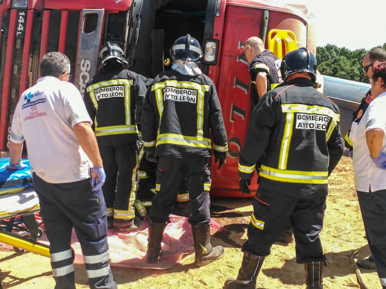 Espectacular rescate de un hombre atrapado en la cabina de un camión