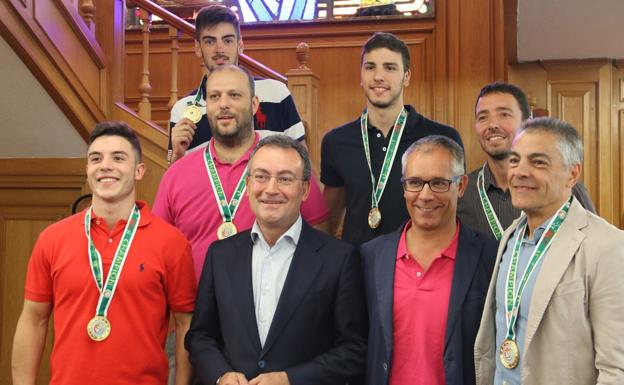 Recepción a los campeones del mundo júnior de balonmano.