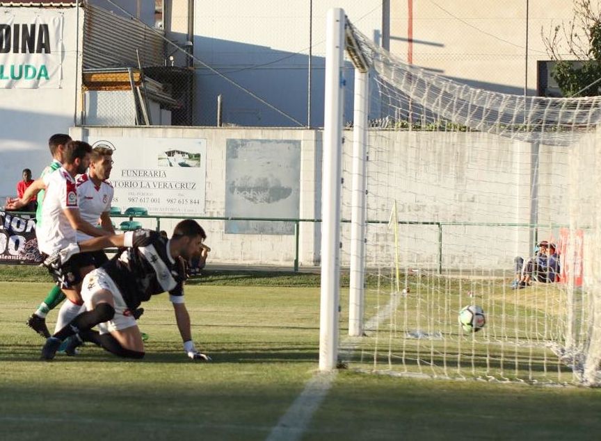 El equipo de Rubén de La Barrera se impone a su 'filial' en un encuentro en el que hubo goles y dudas a la hora de mostrar firmeza defensiva