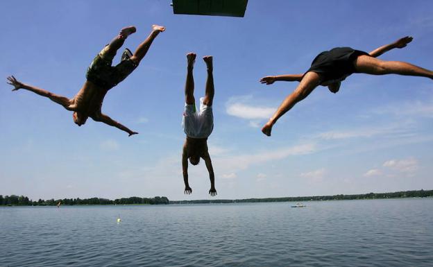 Jóvenes se lanzan al agua.