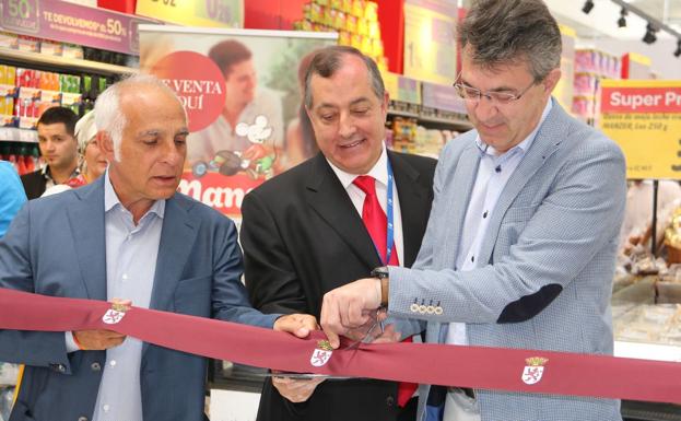 Imagen. Corte de cinta para inaugurar el nuevo espacio de Productos de León en Carrefour.