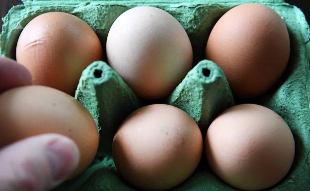 Un cartón de huevos en un supermercado.