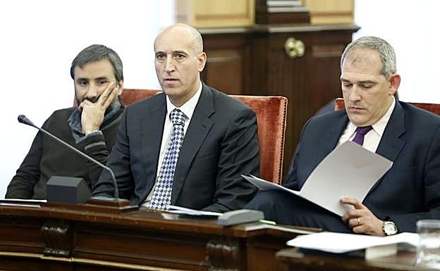 Diez, en el centro, durante un pleno ordinario.