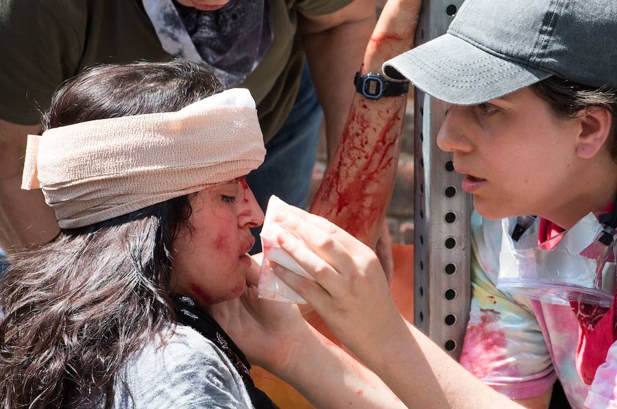 Violentas refriegas se registraron este sábado entre militantes antirracistas y grupúsculos de la extrema derecha estadounidense reunidos en Charlottesville, en Virginia, obligando al gobernador del Estado a declarar el estado de emergencia y a la policía a prohibir la manifestación.