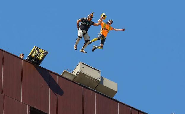 Uno de los competidores en este Mundial de Salto Base.