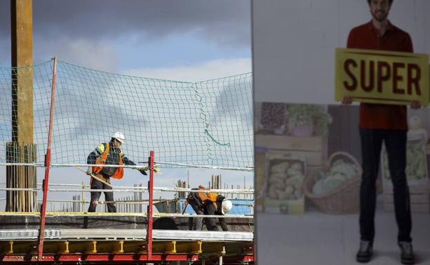 Operarios trabajando en una obra en Madrid. 