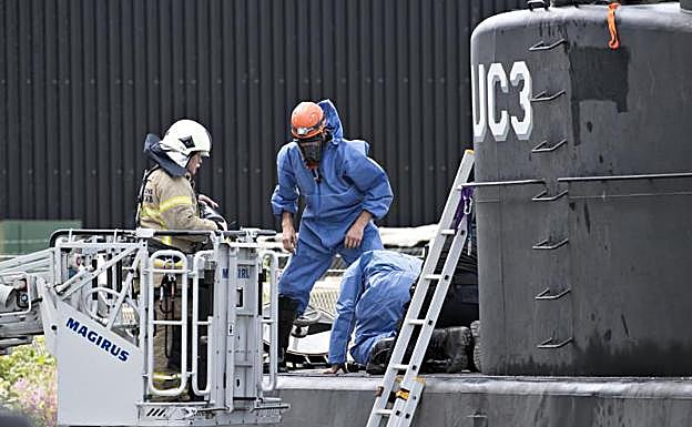 Investigadores analizan el ''UC3 Nautilus' tras reflotarlo.