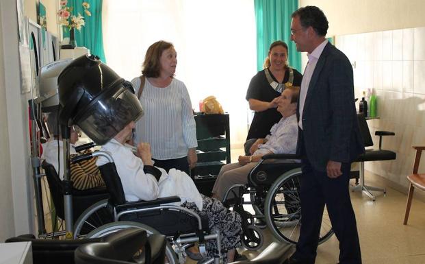 Aurora Baza y Fernando Salguero visitan esta Residencia de Mayores Virgen del Camino.