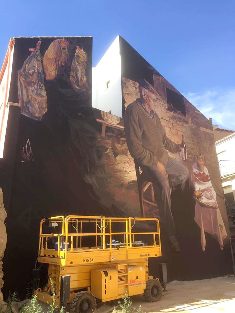 La cecina de León se convierte en protagonista en un gran mural en la calle Pio Gullón de Astorga para promocionar la IGP (Indicación Geografica Protegida) de este producto